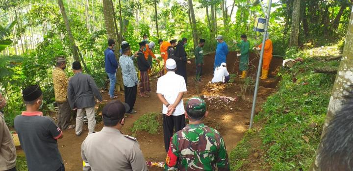 Babinsa Koramil 06/Mojotengah Pantau Pemakaman Jenazah Covid-19